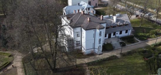 Dwór Lutosławskich – nasza siedziba