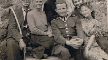Od lewej Czesław i Maria Niklewicze, ks. Kazimierz Cwalina, Krystyna Niklewicz, Teresa Meissner. Poniżej siedzą Stanisław i Janina Cwalina rodzeństwo ks. Kazimierza Cwaliny