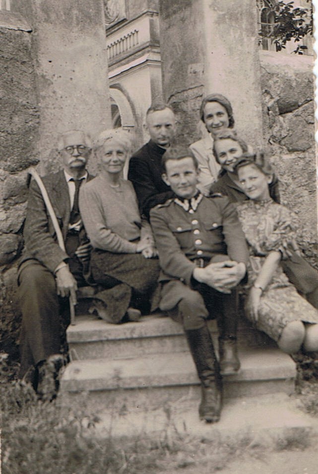 Od lewej Czesław i Maria Niklewicze, ks. Kazimierz Cwalina, Krystyna Niklewicz, Teresa Meissner. Poniżej siedzą Stanisław i Janina Cwalina   rodzeństwo ks. Kazimierza Cwaliny
