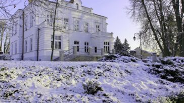 Dwór Lutosławskich zimą, widok od strony południowej