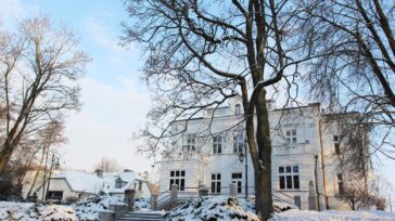 Dwór Lutosławskich zimą, widok od strony południowej