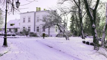 Dwór Lutosławskich zimą, widok od strony południowo-zachodniej