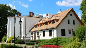 Dwór Lutosławskich, siedziba muzeum, od strony wschodniej