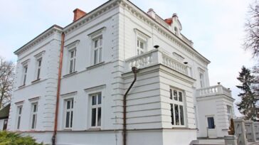 Dwór Lutosławskich, siedziba muzeum, od strony południowo-zachodniej