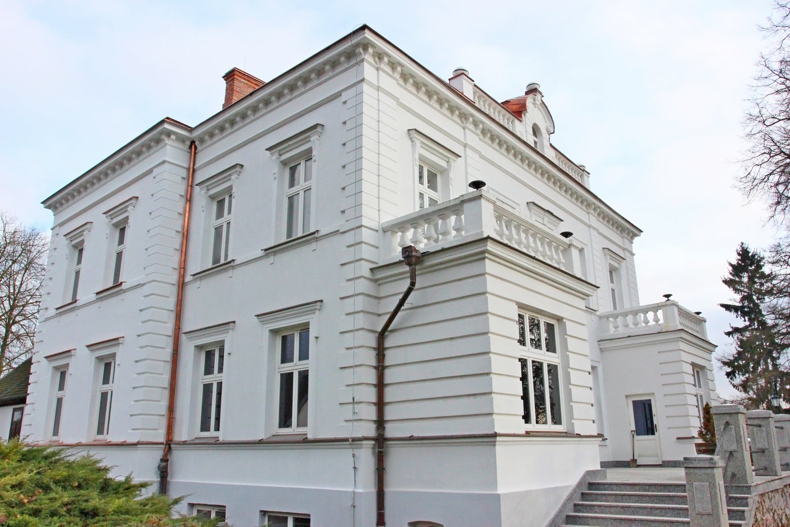 Dwór Lutosławskich, siedziba muzeum, od strony południowo-zachodniej