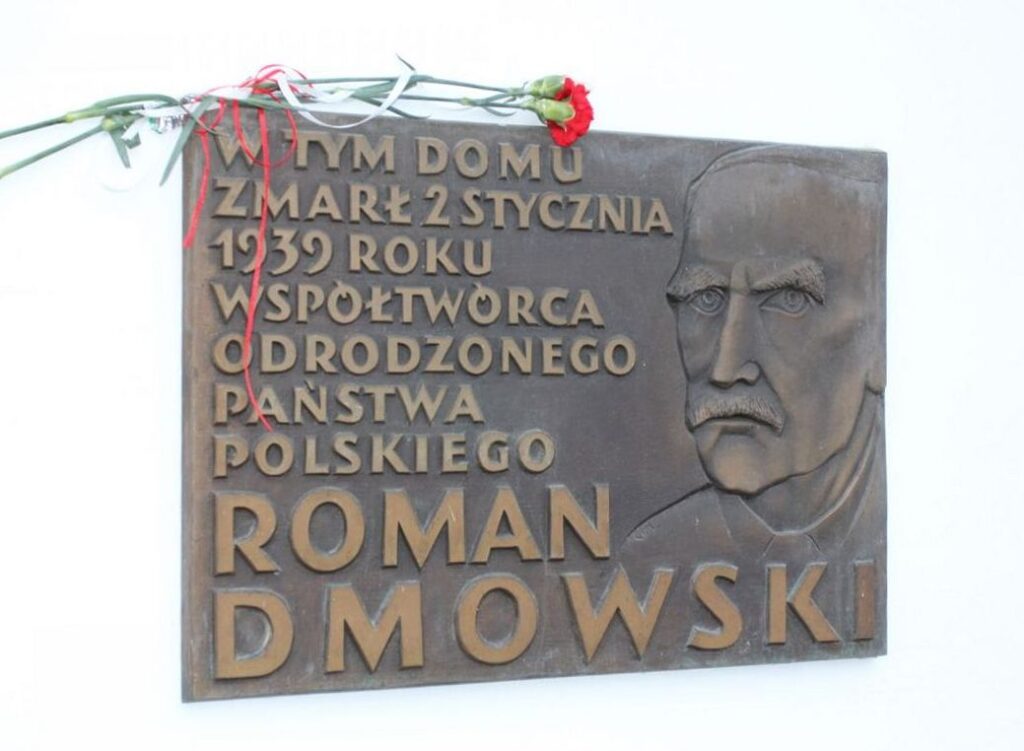 Tablica upamiętniająca Romana Dmowskiego
na ścianie zewnętrznej drozdowskiego dworu