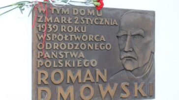 Tablica upamiętniająca Romana Dmowskiego na ścianie zewnętrznej drozdowskiego dworu