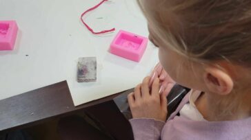 Lekcja "Ziołowa manufaktura” – poznanie zastosowania ziół w kosmetykach. Warsztaty wyrobu mydła z dodatkiem ziół.
