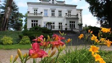 Dwór Lutosławskich, siedziba muzeum, od strony południowej