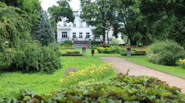 Dwór Lutosławskich, siedziba muzeum, od strony południowej