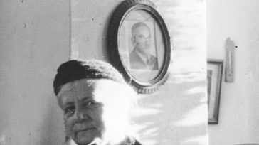 Maria z Lutosławskich Niklewiczowa, za nią maska pośmiertna Dmowskeigo i jego zdjęcie, dwór w Drozdowie, lata powojenne