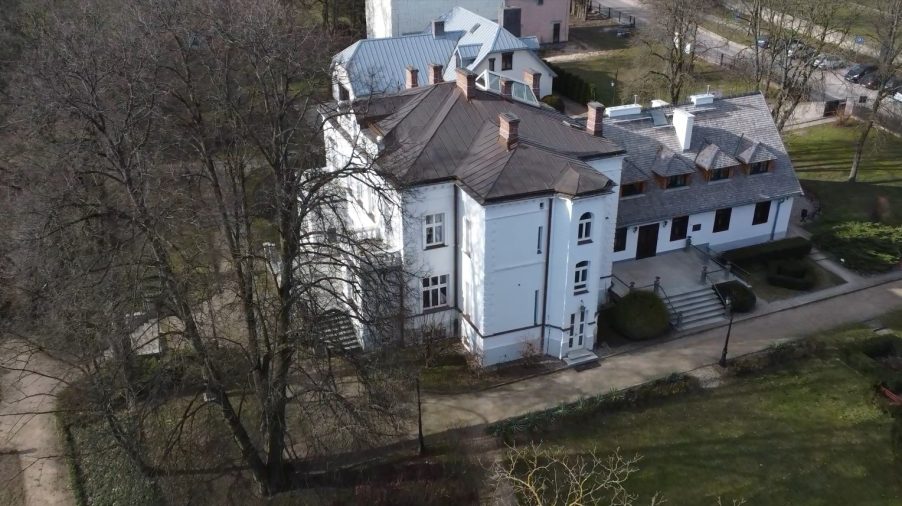 Siedziba muzeum, czyli dwór Lutosławskich